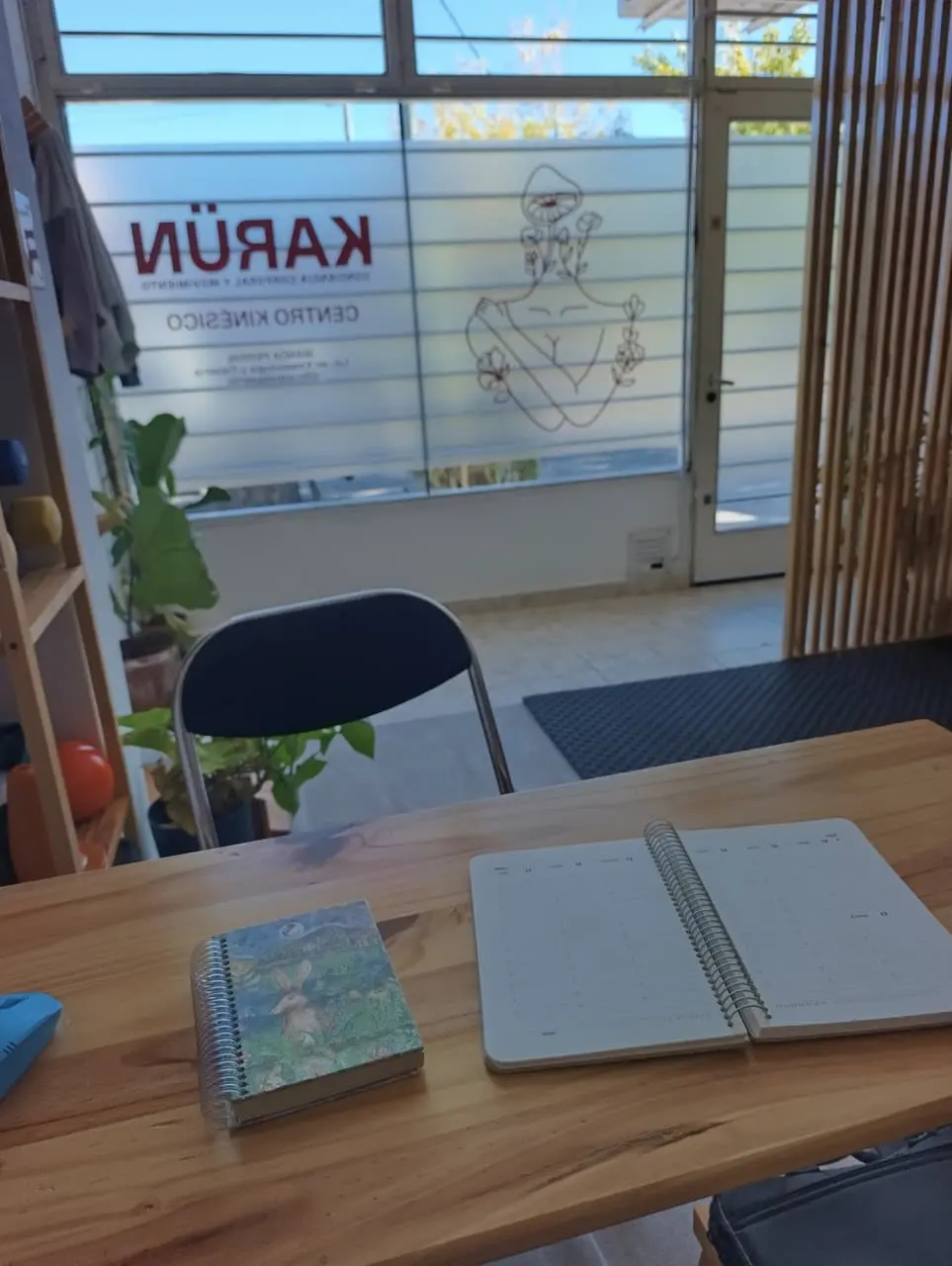 Ingreso y recepción del centro Karün con escritorio y frente vidriado.